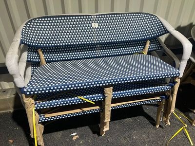 un canapé fabriqué à partir de palettes, posé dans la rue