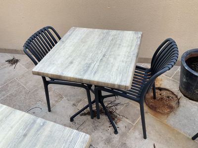 une table et quatre chaises sur la terrasse