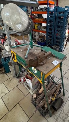une pièce où il y a beaucoup d'outils par terre