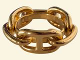 une bague en or à laquelle est attachée une chaîne