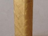 un briquet en or posé sur une table