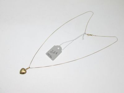 un collier orné d'un cœur en or et d'une étiquette de prix