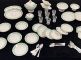 une table sur laquelle sont disposées de nombreuses assiettes et de nombreux couverts