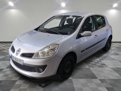 la photo d'une voiture argentée garée dans un garage
