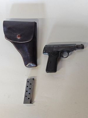 (B) Pistolet semi-automatique WALTHER modèle 4