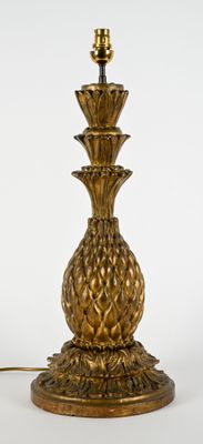 Maison JANSEN, dans le goût de Lampe en bois doré figurant u…