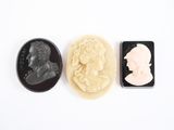 Trois types différents de moules à savon sont présentés sur une surface blanche