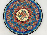 une assiette colorée ornée de fleurs sur un fond blanc
