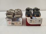deux paires de chaussures posées sur une boîte, sur une surface blanche