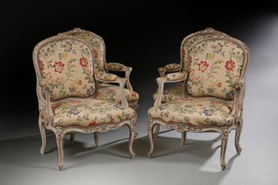 paire de chaises anciennes avec des coussins rembourrés à motifs floraux