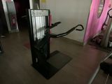 une machine posée sur le sol de la pièce