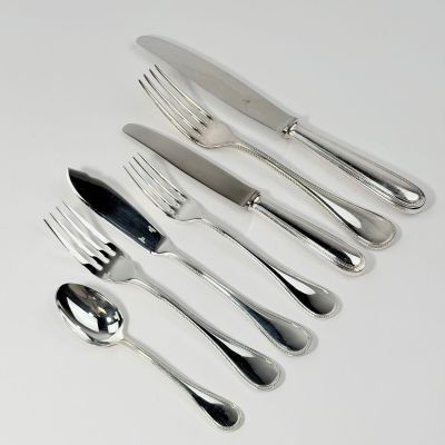 cinq fourchettes, une cuillère et deux cuillères sur une table