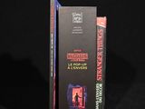 deux livres posés sur une surface noire