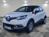 la voiture blanche est garée sur un carrelage à carreaux