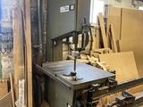 une machine placée au milieu d'une pièce