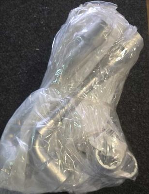 un sac en plastique emballé dans du film plastique, posé par terre