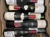 plusieurs bouteilles de vin dans une caisse sur la table