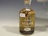 une bouteille d'alcool posée à côté d'un petit modèle réduit d'avion