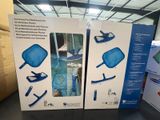 deux cartons contenant des objets bleus et blancs posés sur une table dans un entrepôt