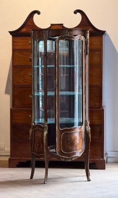 VITRINE bombée de style rocaille, à décor de cartouches fleu…