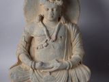 statue d'un Bouddha assis, coiffé d'un chapeau
