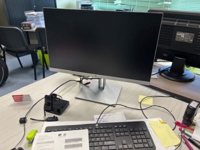 un bureau équipé d'un écran d'ordinateur et d'un clavier
