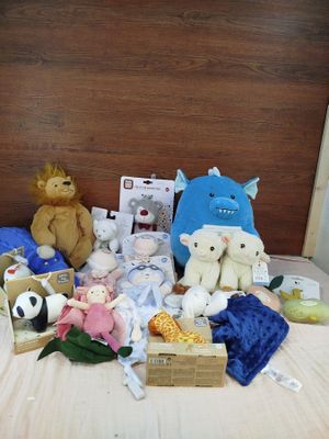 de nombreuses peluches qui sont toutes ensemble sur le lit