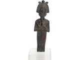 l'image d'une statue de femme avec un chapeau sur la tête