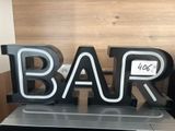 une pancarte sur laquelle est inscrit « bar » posée sur un ordinateur portable