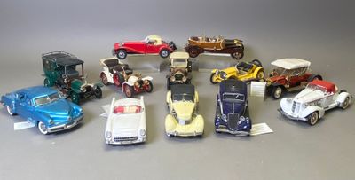 un grand nombre de petites voitures posées sur une table