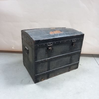 Malle bombée ancienne fin XIXe siècle.