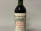 une bouteille de vin posée sur une table