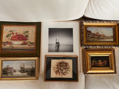 de nombreuses photos encadrées sur le mur de cette pièce