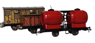 un petit train avec un wagon rouge sur les rails