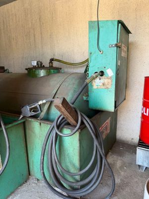 une machine verte qui se trouve à côté d'une poubelle rouge
