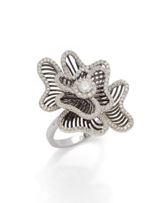 Gros plan sur une bague ornée d'une fleur
