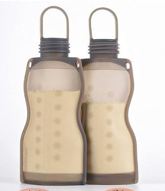 deux bouteilles de lait et un beignet sur la table
