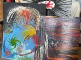 trois tableaux posés par terre les uns à côté des autres
