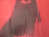 l'affiche du film « Batman » représentant la silhouette de Batman debout sous la pluie