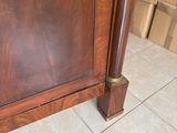 une armoire en bois munie d'une porte