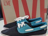 une paire de chaussures bleues et noires posée sur une table