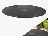 deux photos d'un trampoline noir et blanc dans un jardin