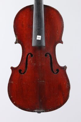 gros plan d'un violon avec un archet sur fond blanc