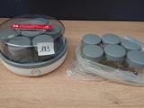 un bocal rempli de bocaux et un récipient contenant des bocaux posés sur une table