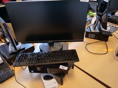 une photo d'un bureau d'ordinateur avec un écran et un clavier