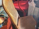 une chaise qui se trouve à côté d'une autre chaise dans une pièce