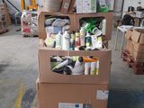 un carton rempli d'articles posé sur une palette dans un entrepôt