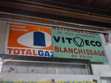 deux pancartes accrochées au mur d'un magasin sur lesquelles on pouvait lire « vita eco »