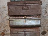 une pile de valises posée sur une table