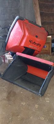 une valise rouge posée sur un chariot